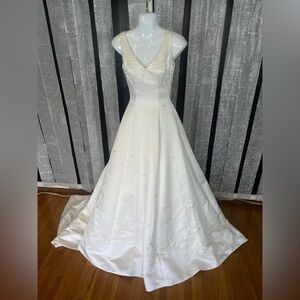 Size 2 white bridal wedding gown long train brand new never left the shop